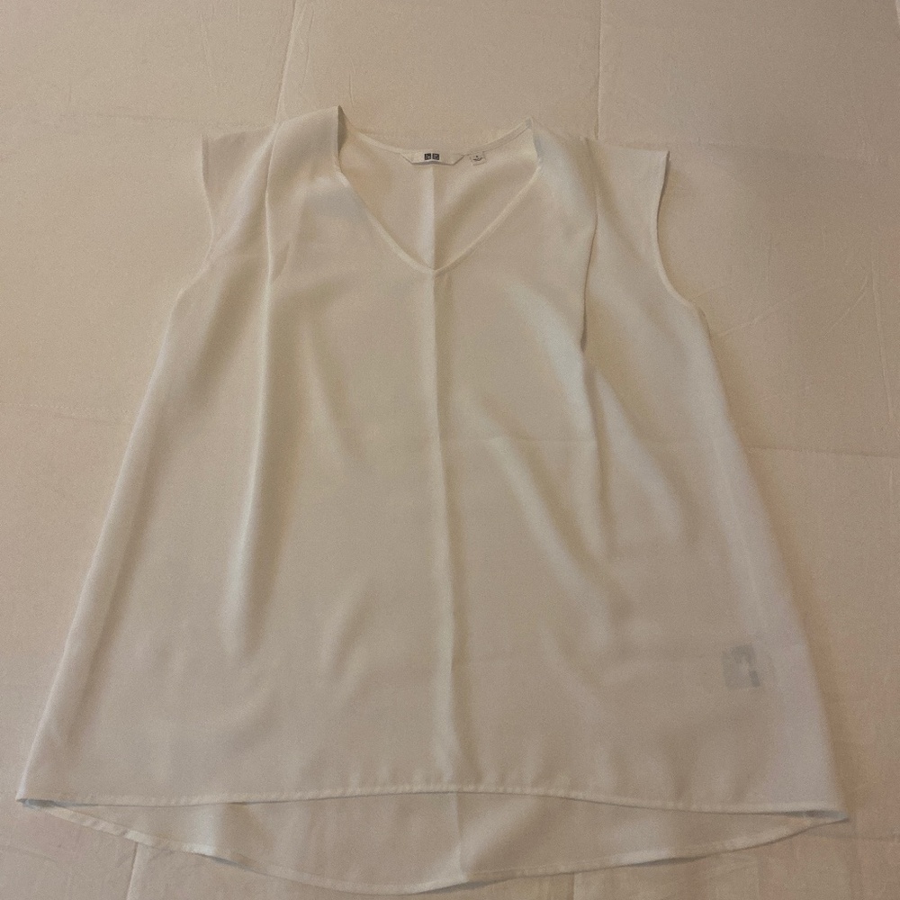 UNIQLO sleeveless top